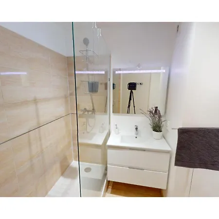 Lovely 5-bed Flat With Easy Access To Centre